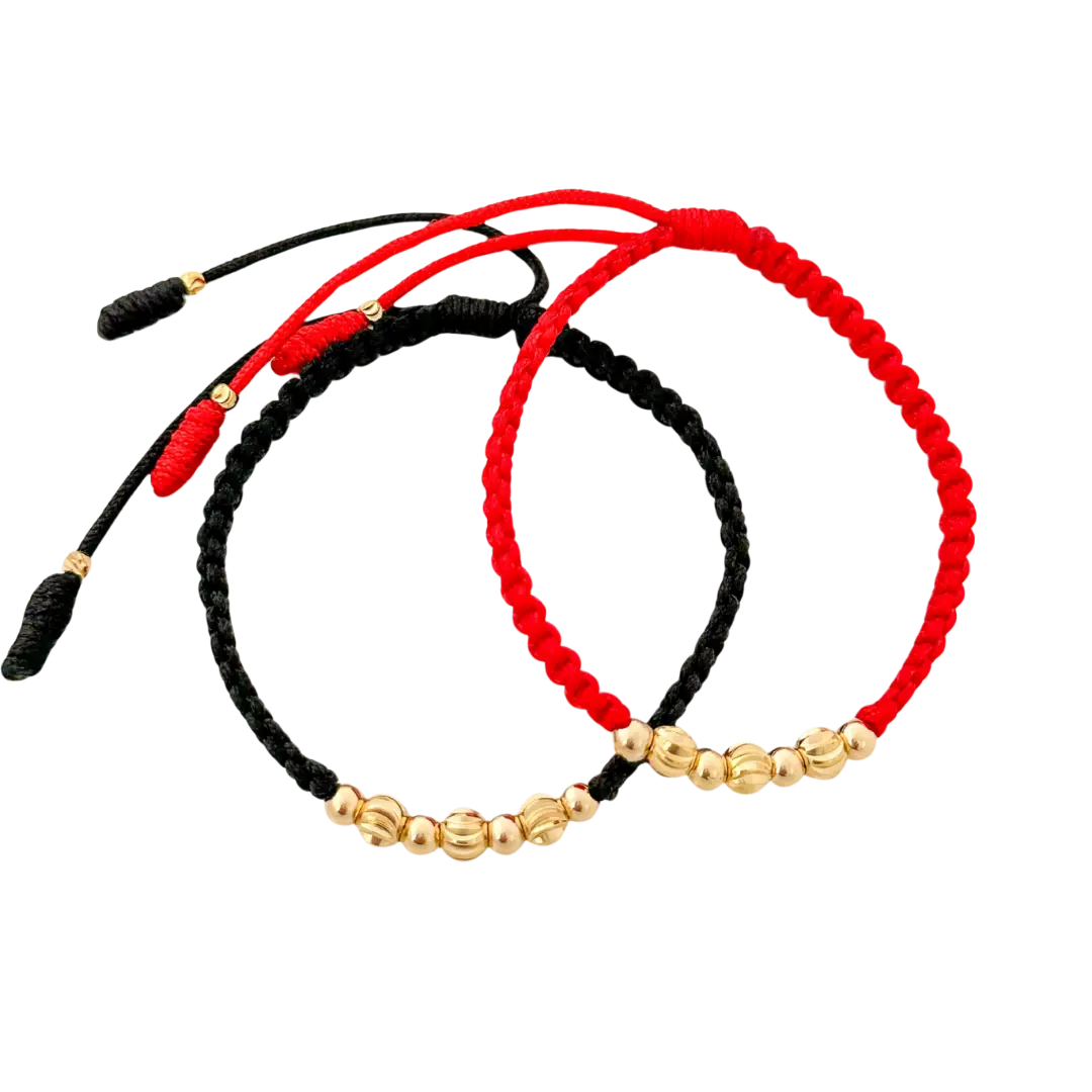Pulsera Macramé Acanalada Centro - grupo de esferas acanaladas doradas concentradas al centro sobre cordón negro y rojo