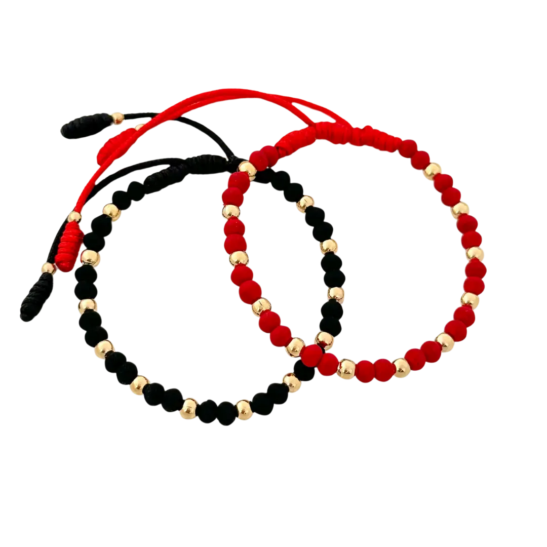 Pulsera Macramé Alternada - cuentas mate y esferas lisas doradas alternadas uniformemente en negro y rojo