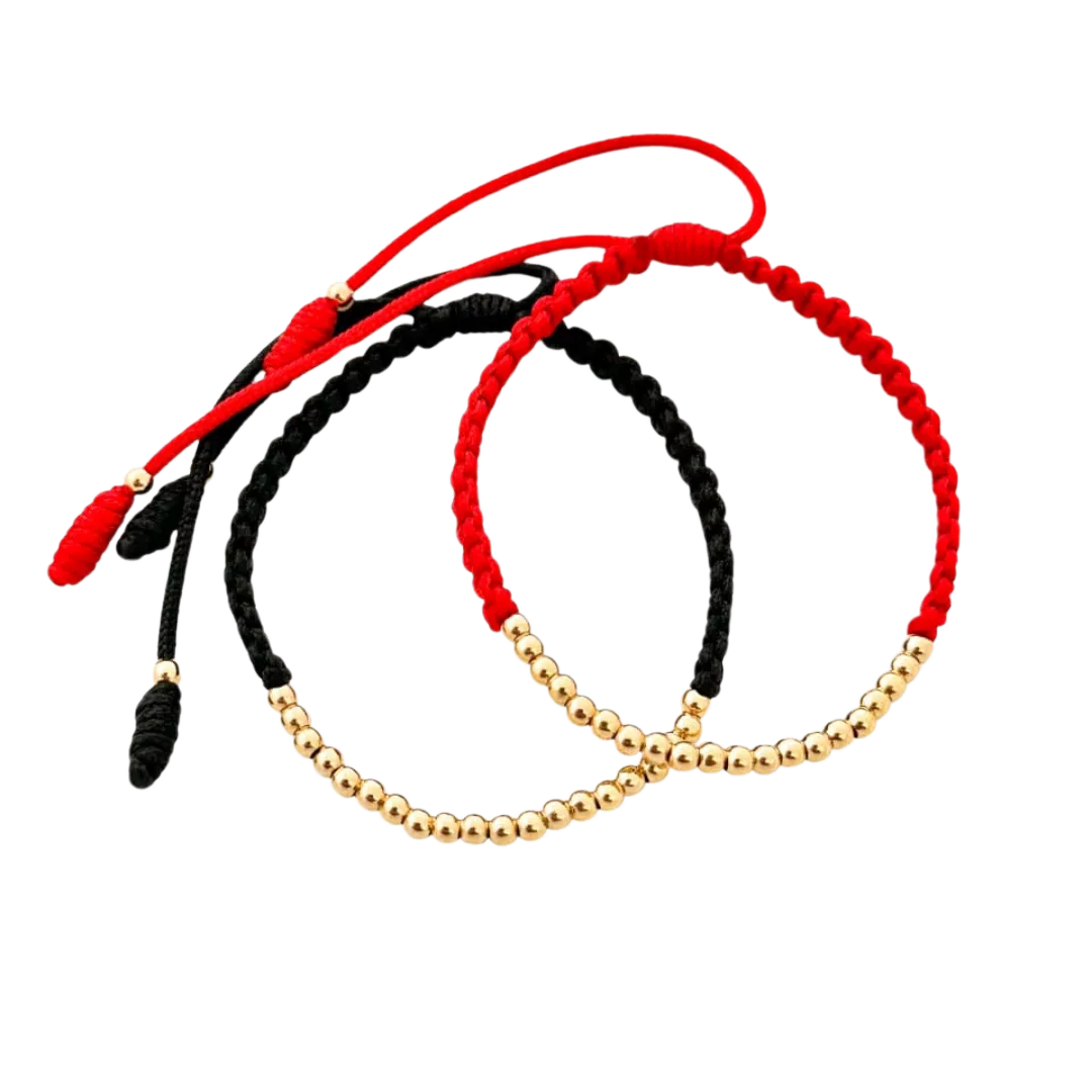 Pulsera Macramé Esferas Lisas Centro - pequeñas esferas lisas doradas agrupadas al centro sobre cordón negro y rojo