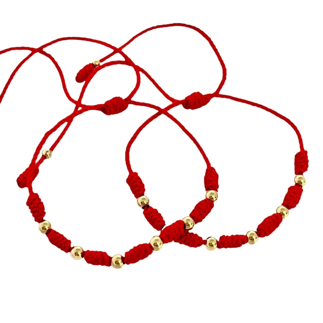 Pulsera Macramé Roja Esferas - tres pulseras macramé rojo con esferas lisas doradas
