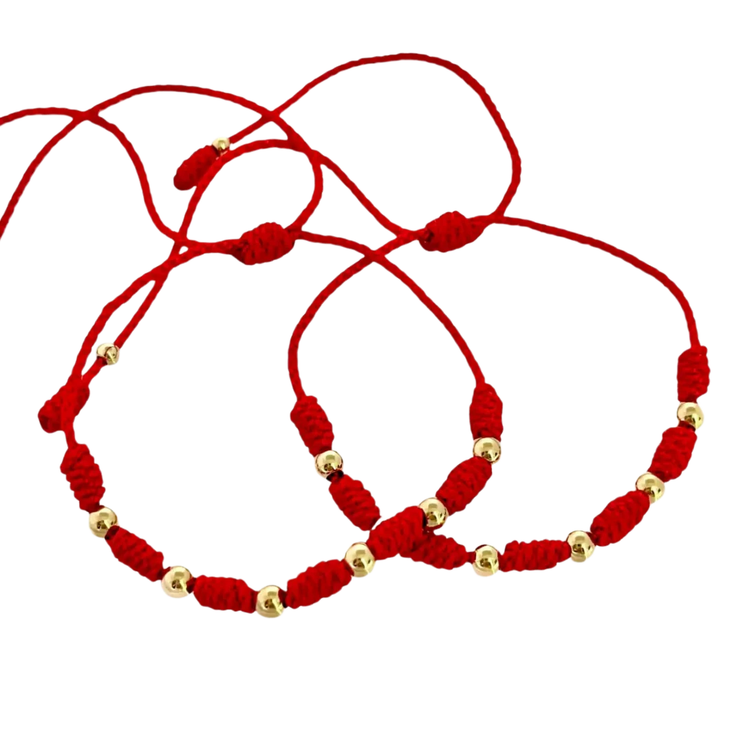 Pulsera Macramé Roja Esferas - tres pulseras macramé rojo con esferas lisas doradas