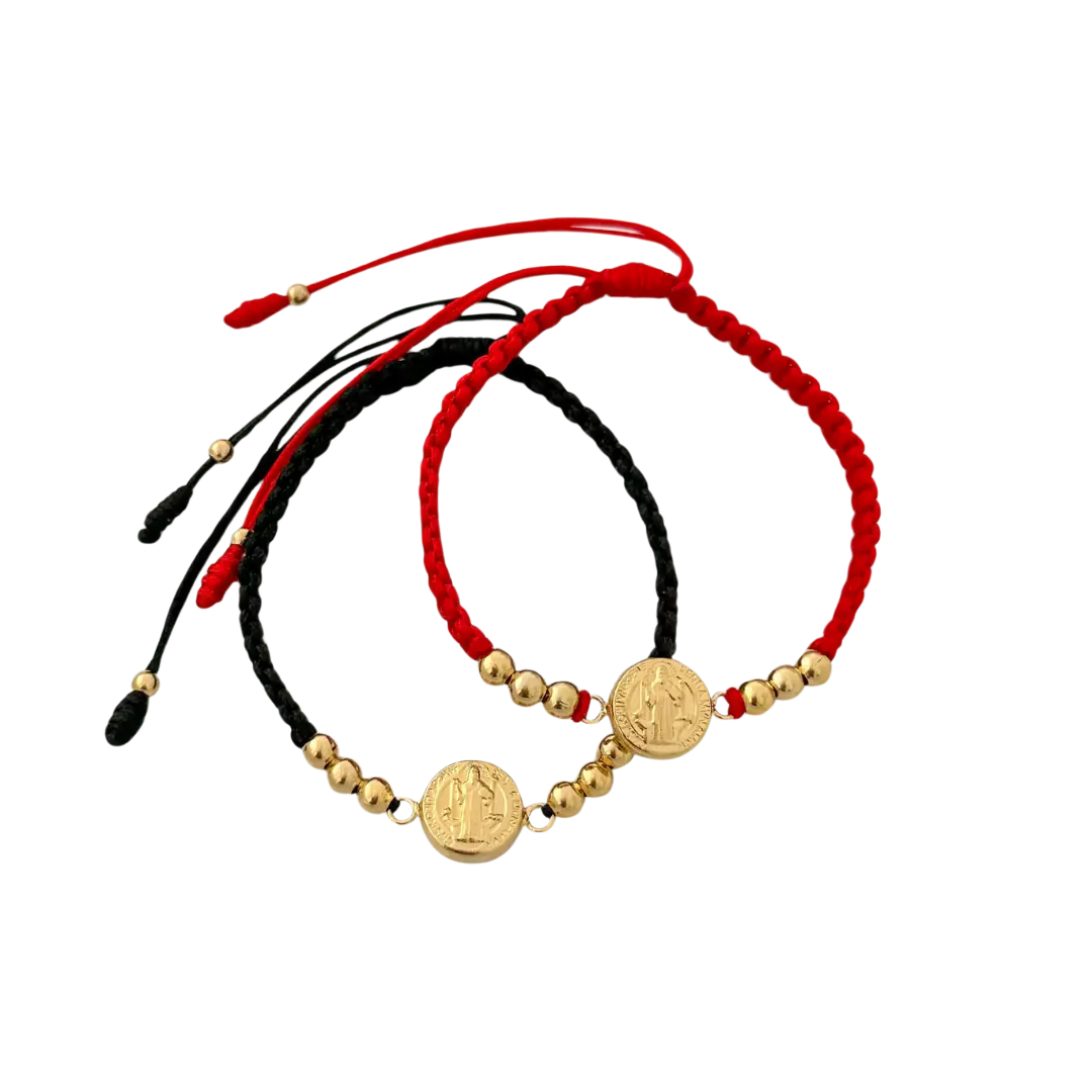 Pulsera Macramé San Benito Delgada - trenzado plano negro y rojo con medalla San Benito y esferas pequeñas