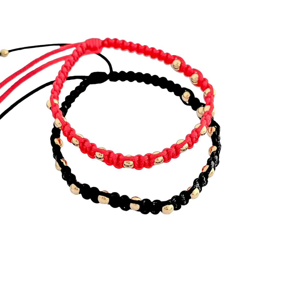 Pulsera Macramé Tejido Dorado - pequeñas esferas doradas integradas en los nudos del macramé en coral y negro