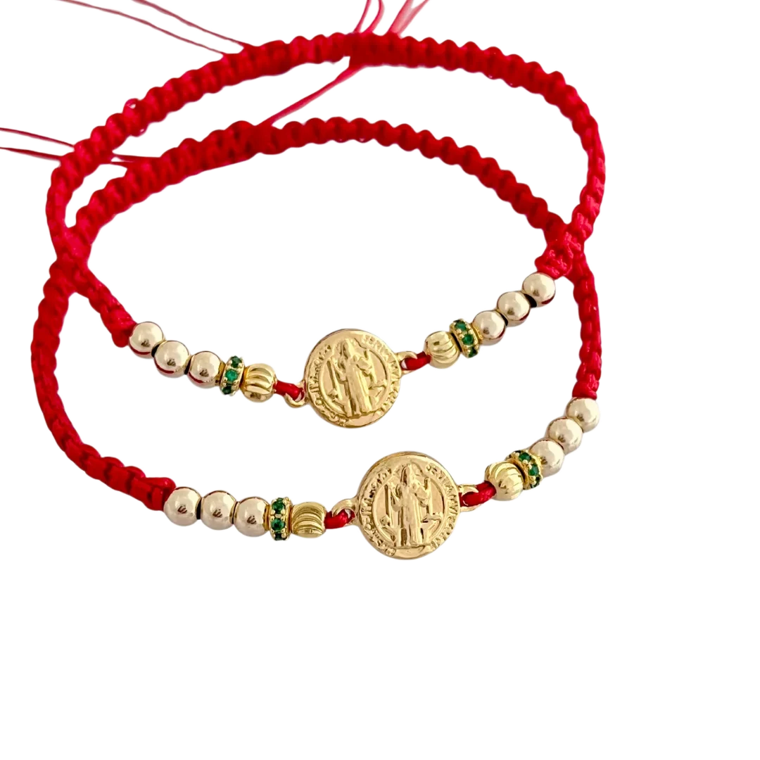 Pulsera San Benito Roja Esmeralda - macramé rojo con medalla San Benito y rondeles de circonia verde esmeralda